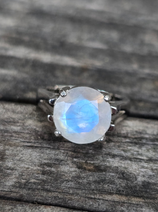 Rainbow moonstone size 6