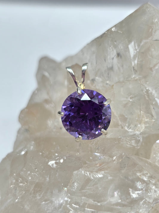 Synthetic alexandrite pendant