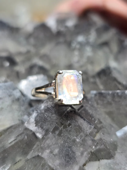 Size 4.5 Madagascar moonstone (Rare)